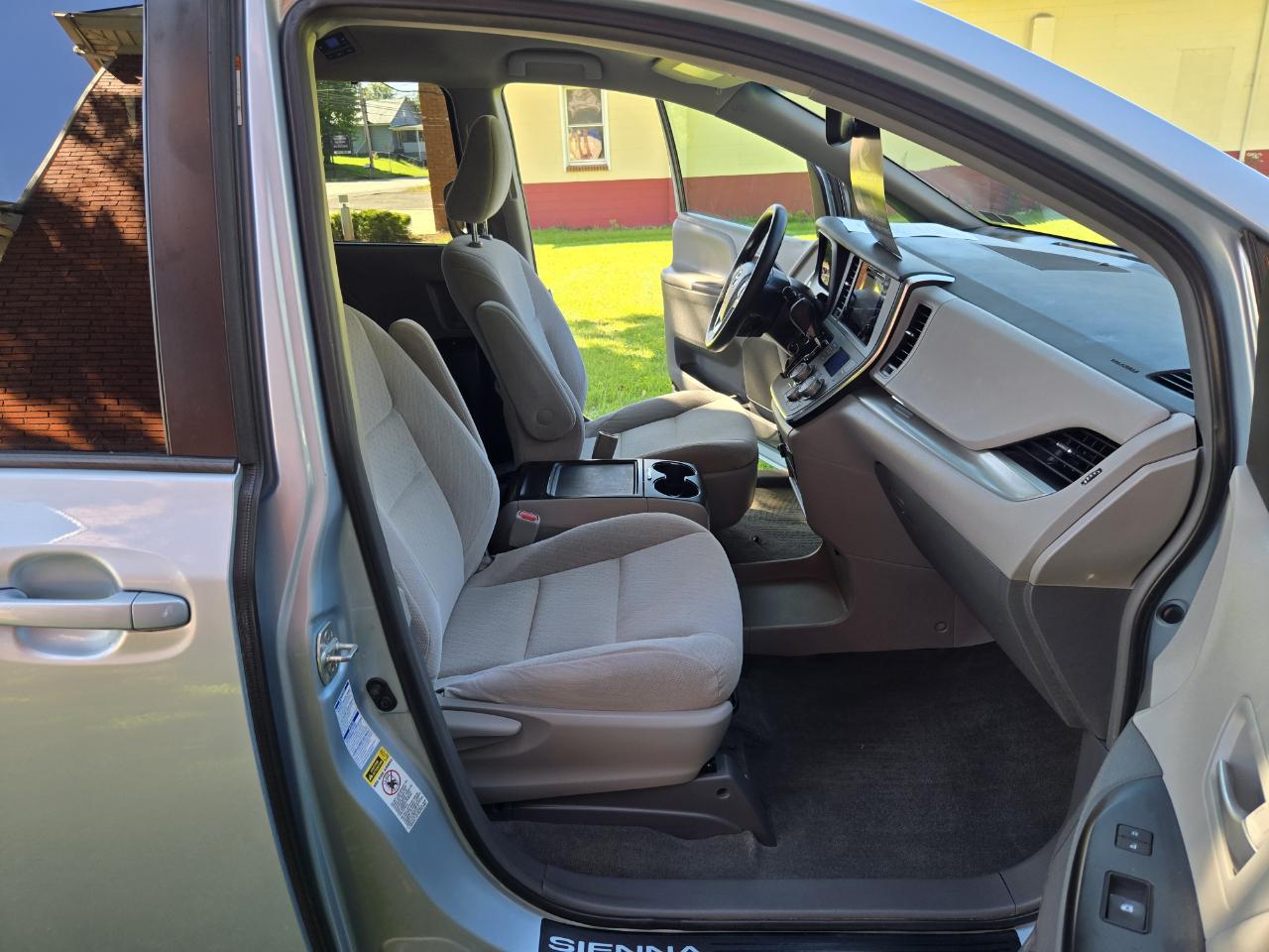 Toyota Sienna LE AWD 7-Passenger V6 2016