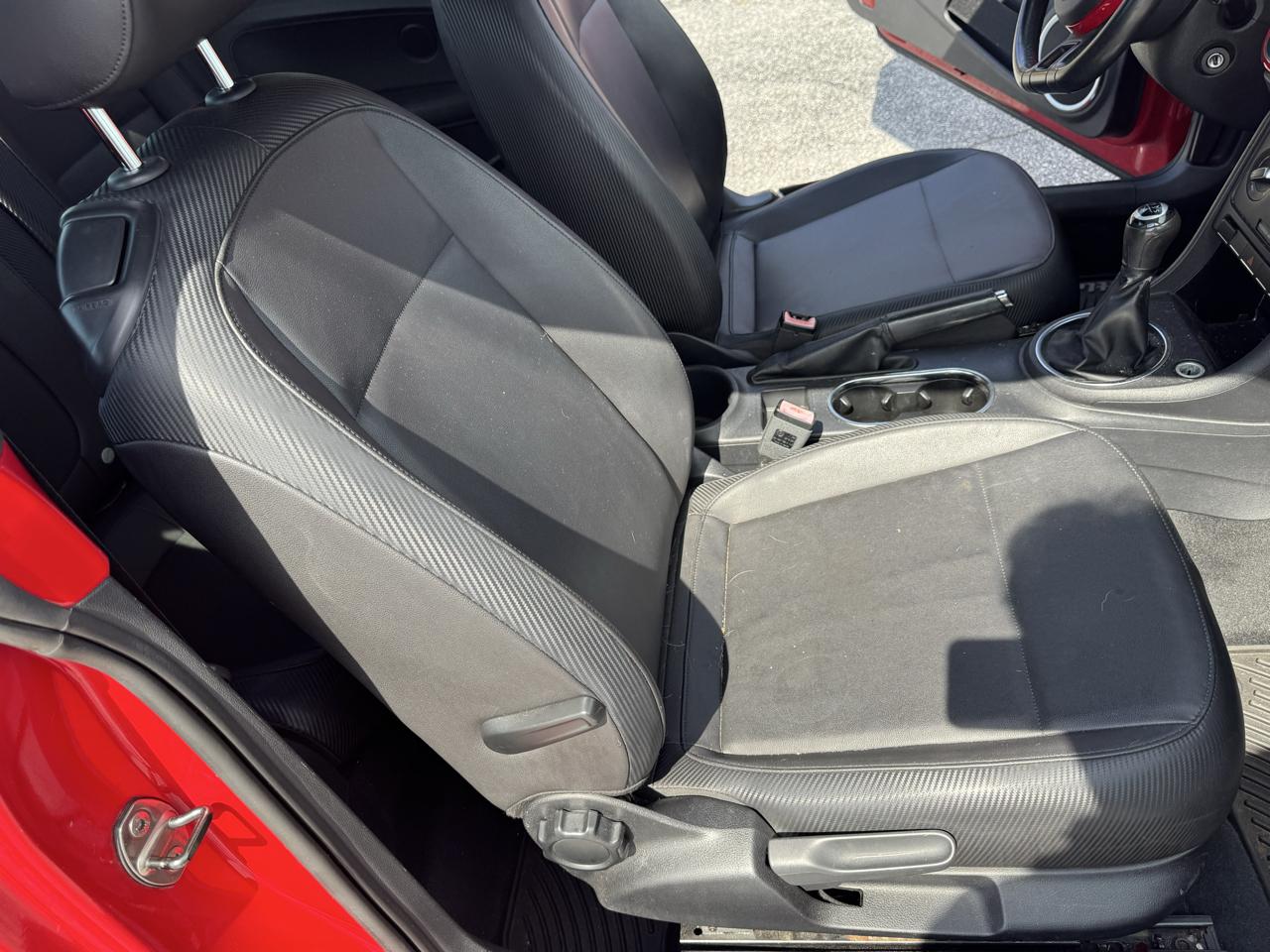 Volkswagen Beetle 2dr Cpe Man 2.5L PZEV 2012