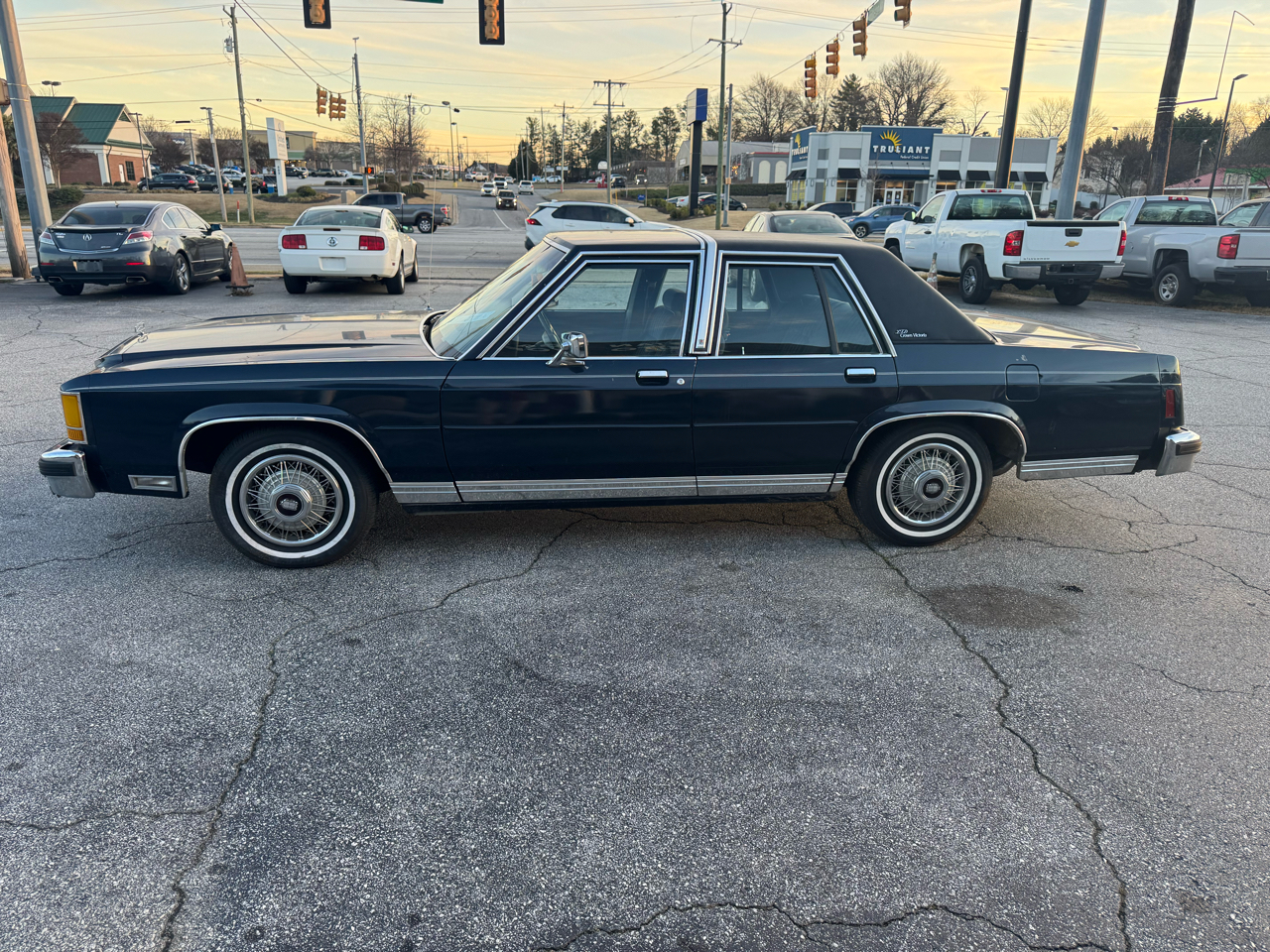 Ford Crown Victoria LX 4-Door 1987