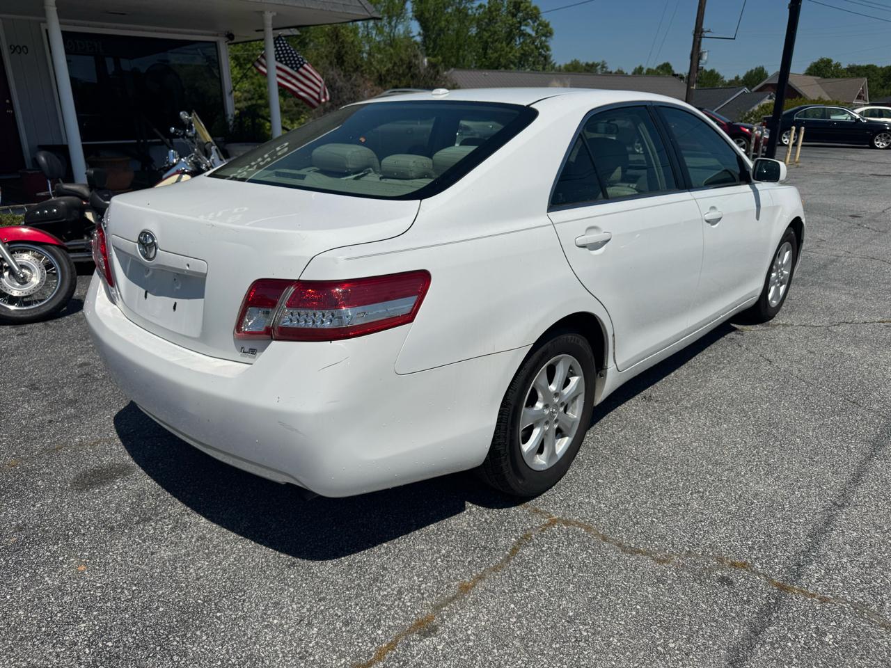 Toyota Camry 4dr Sdn I4 Man LE (Natl) 2011