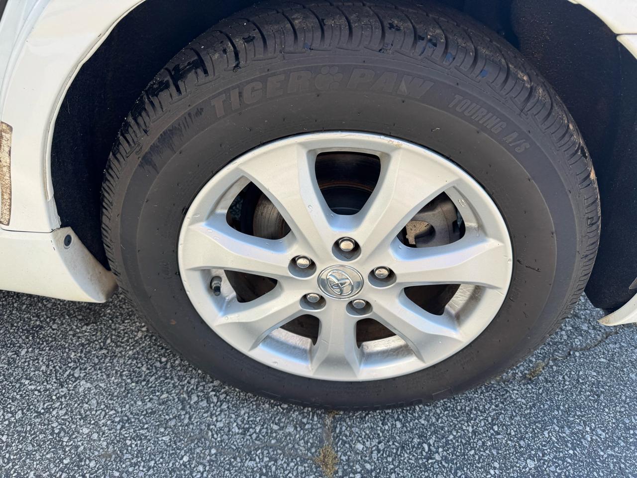 Toyota Camry 4dr Sdn I4 Man LE (Natl) 2011