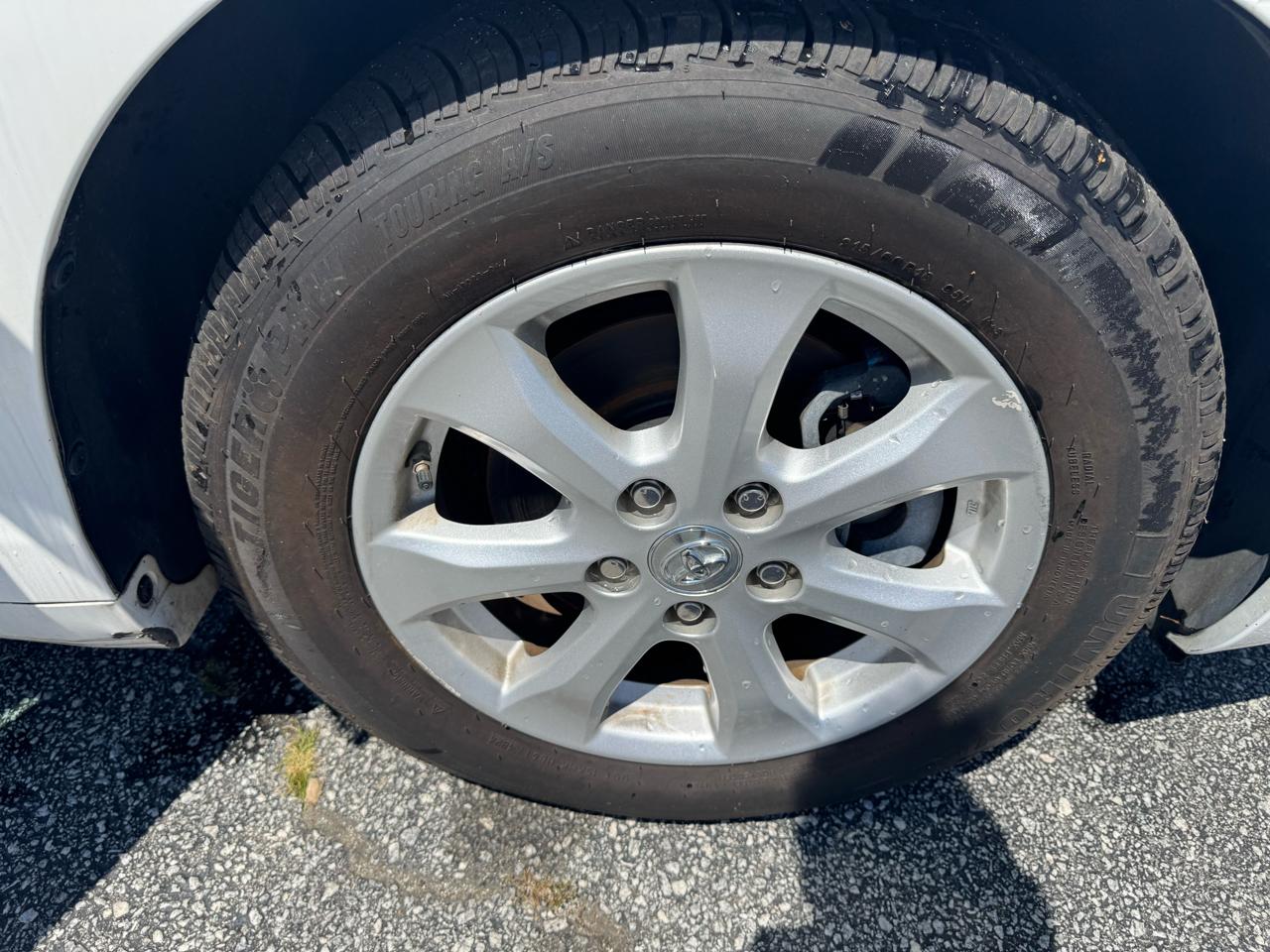 Toyota Camry 4dr Sdn I4 Man LE (Natl) 2011