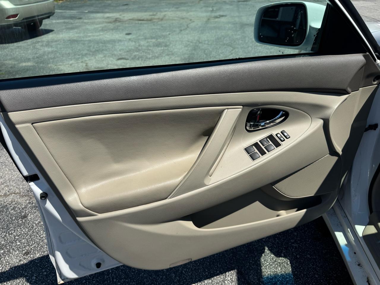 Toyota Camry 4dr Sdn I4 Man LE (Natl) 2011