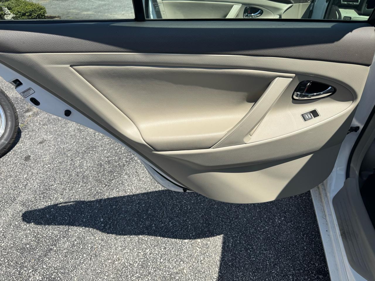 Toyota Camry 4dr Sdn I4 Man LE (Natl) 2011