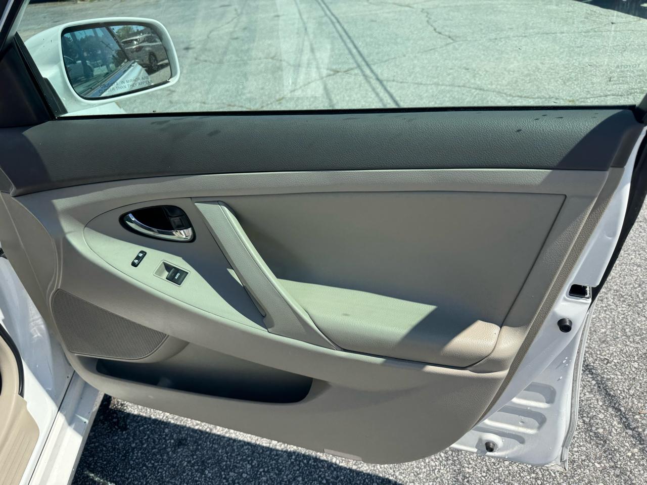 Toyota Camry 4dr Sdn I4 Man LE (Natl) 2011