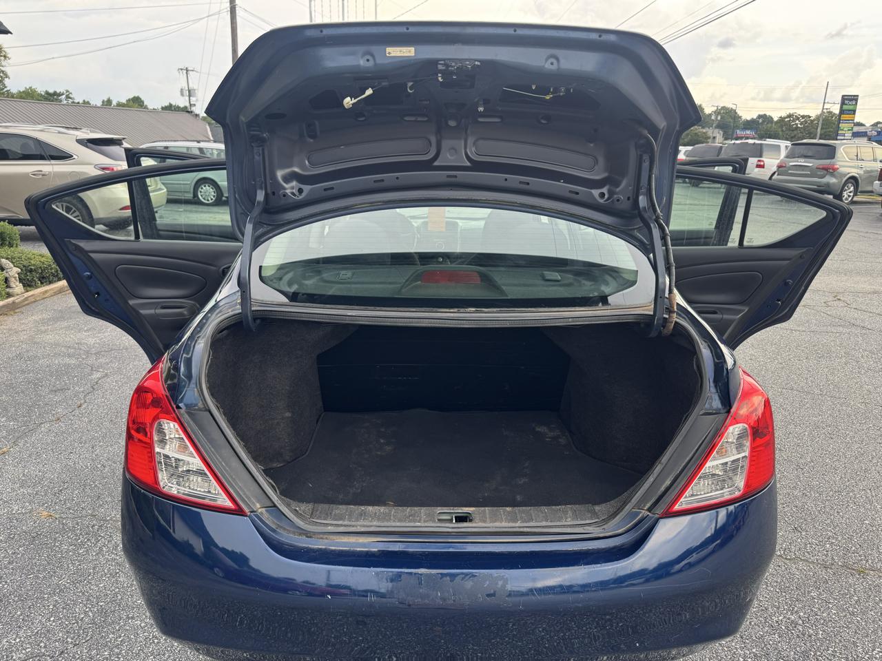 Nissan Versa 4dr Sdn CVT 1.6 S 2012