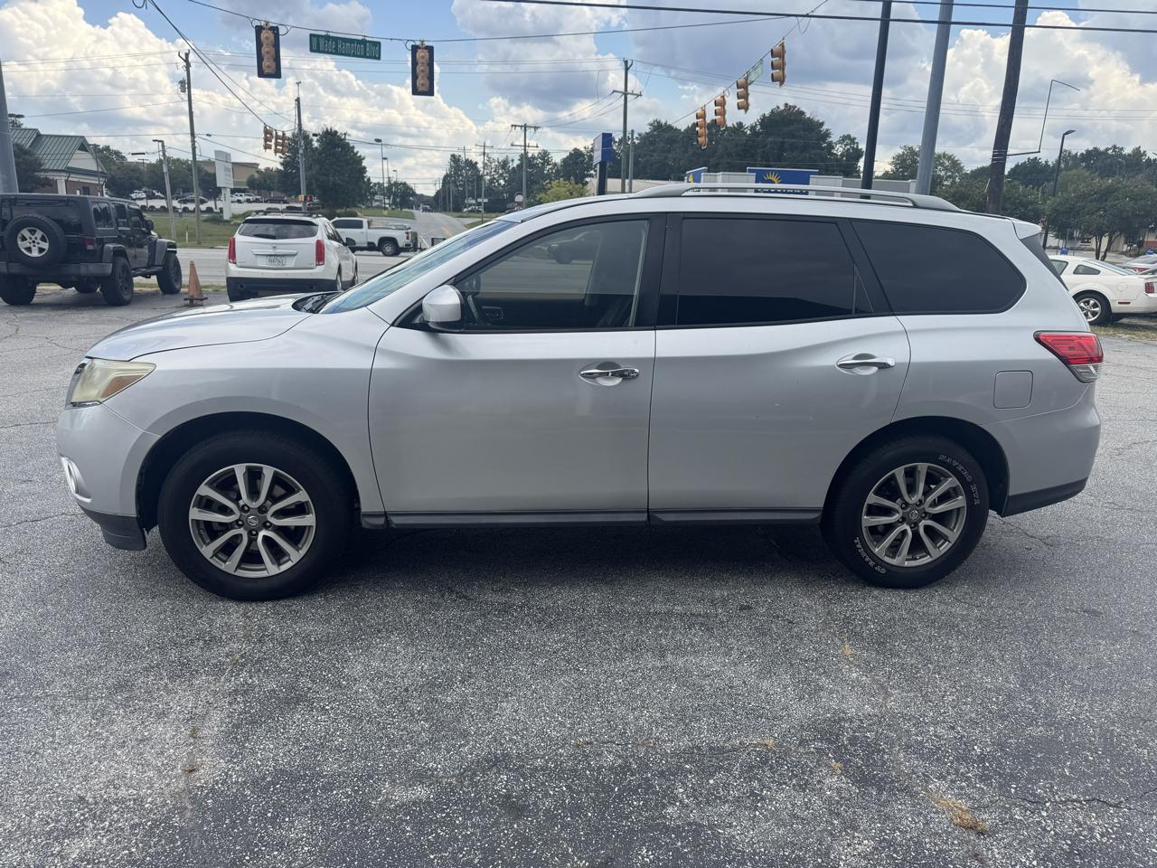 Nissan Pathfinder 2WD 4dr SV 2013