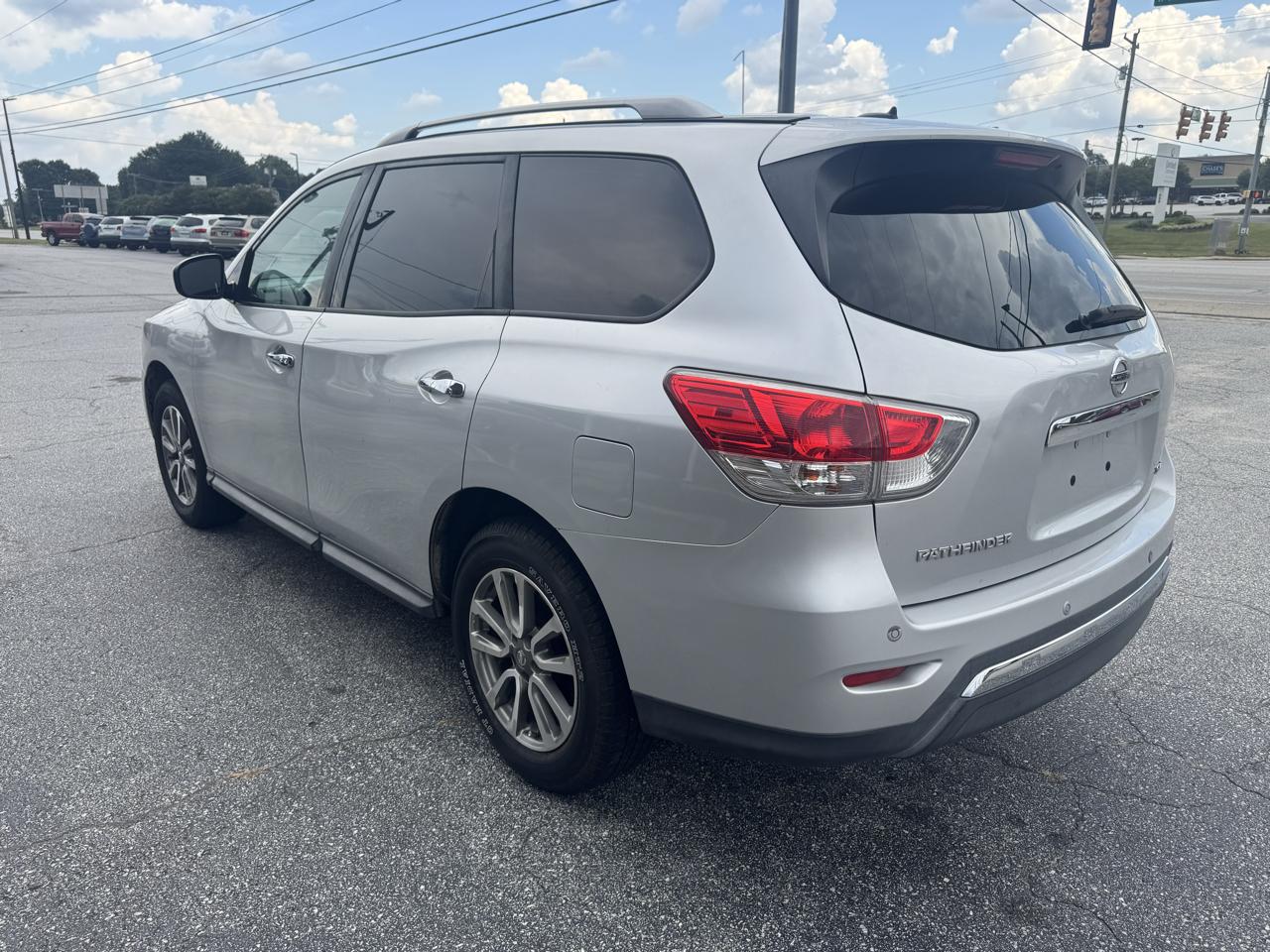 Nissan Pathfinder 2WD 4dr SV 2013
