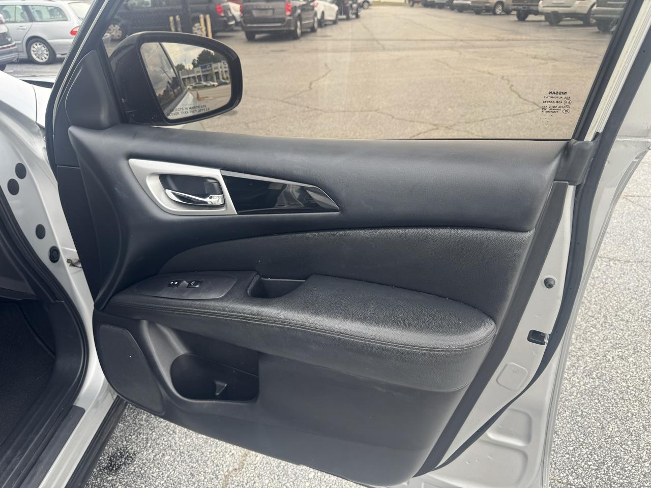 Nissan Pathfinder 2WD 4dr SV 2013