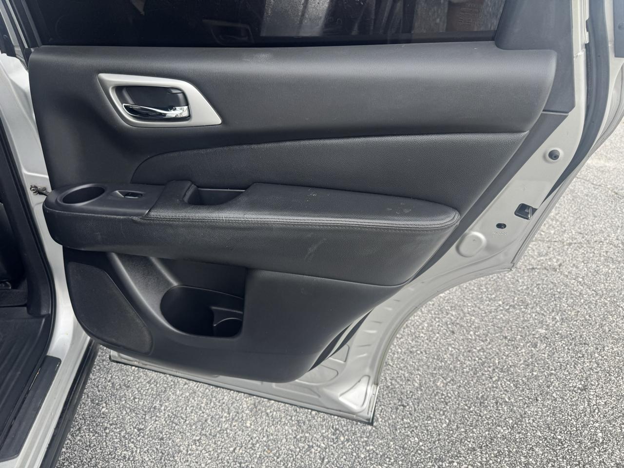 Nissan Pathfinder 2WD 4dr SV 2013
