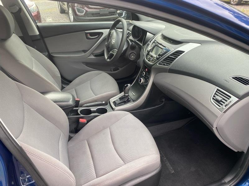 Hyundai Elantra SE 6AT 2016