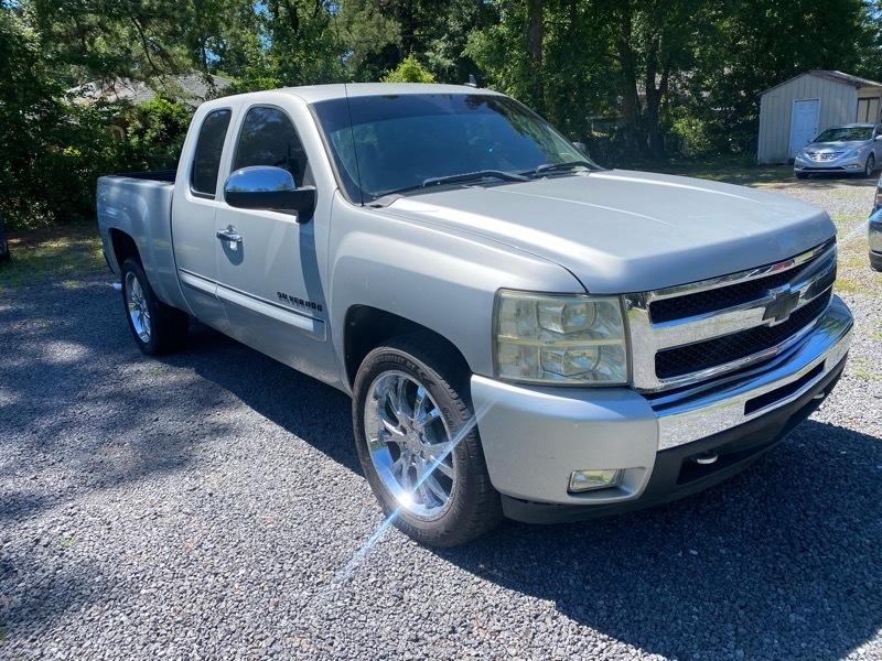 Chevrolet Silverado 1500 4dr Ext Cab 143.5" WB 4WD LT 2011
