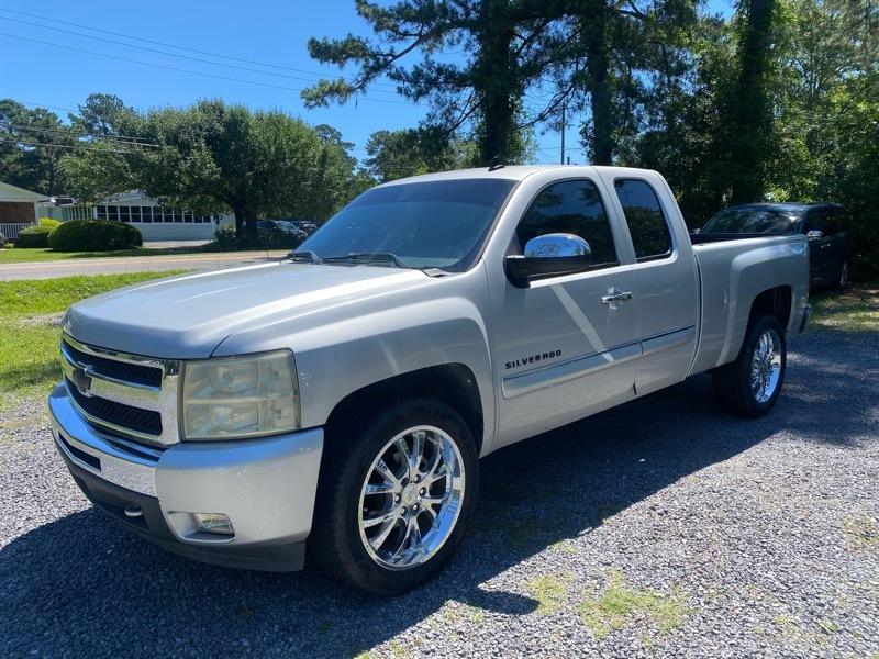 Chevrolet Silverado 1500 4dr Ext Cab 143.5" WB 4WD LT 2011