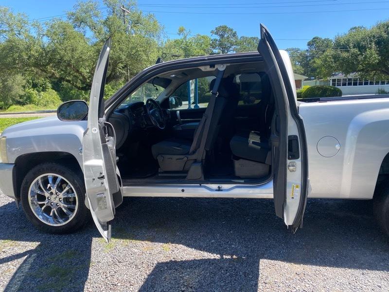 Chevrolet Silverado 1500 4dr Ext Cab 143.5" WB 4WD LT 2011