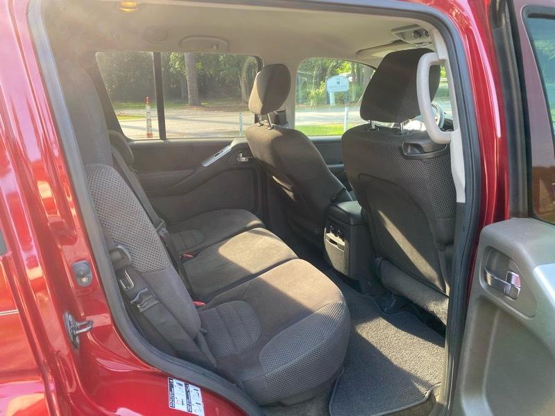 Nissan Pathfinder LE 2WD 2012