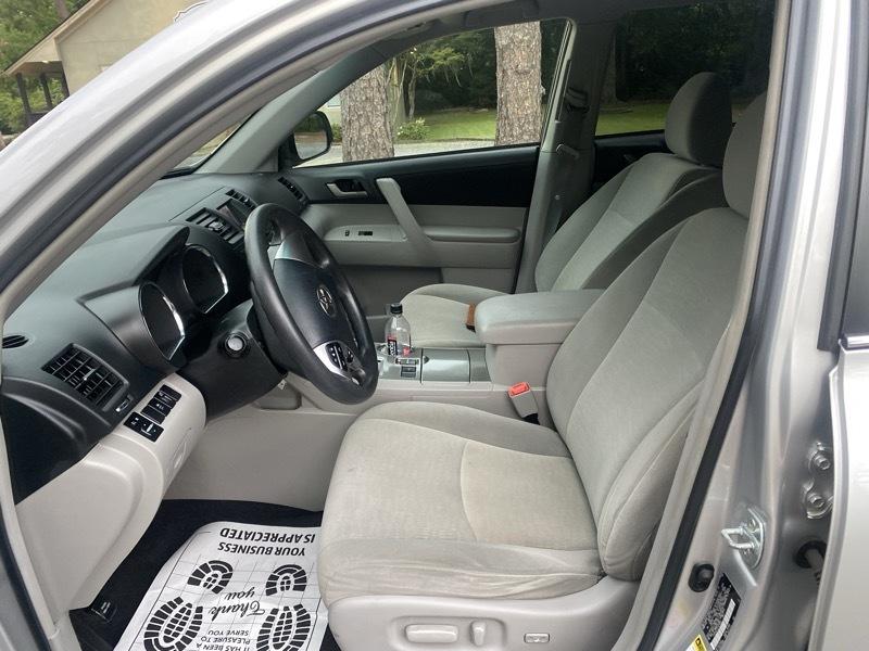 Toyota Highlander Base 2WD I4 2012