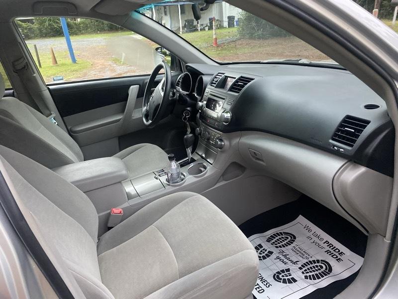 Toyota Highlander Base 2WD I4 2012