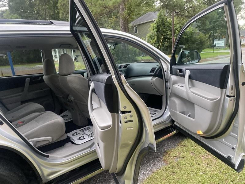 Toyota Highlander Base 2WD I4 2012