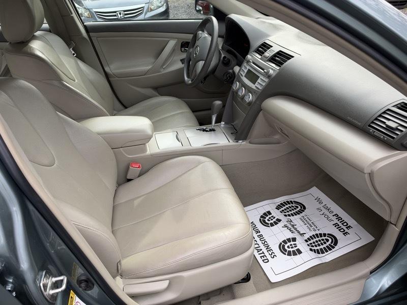 Toyota Camry Base 6-Spd AT 2011