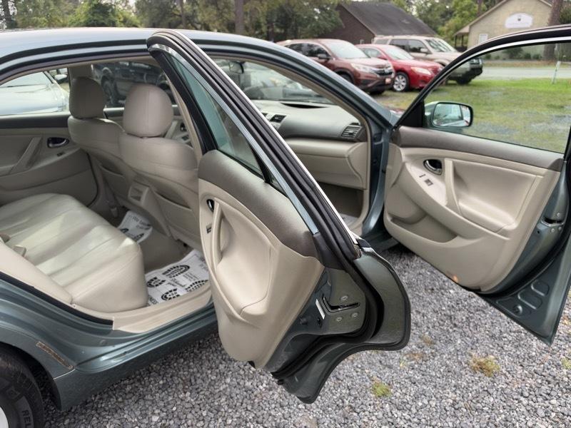 Toyota Camry Base 6-Spd AT 2011