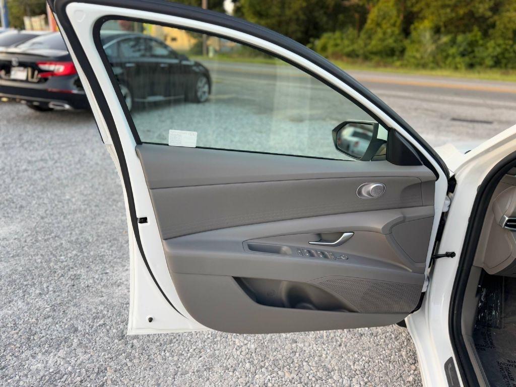 Hyundai Elantra SE 2025