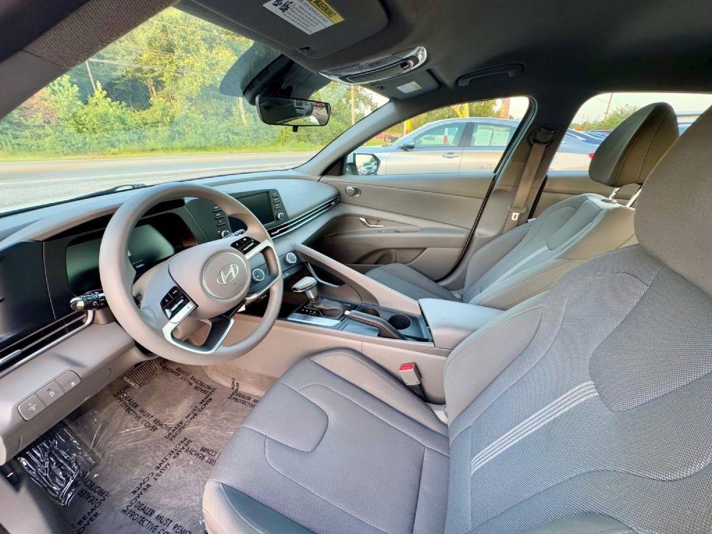 Hyundai Elantra SE 2025