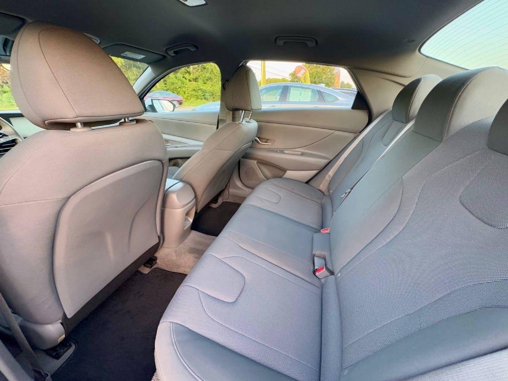Hyundai Elantra SE 2025