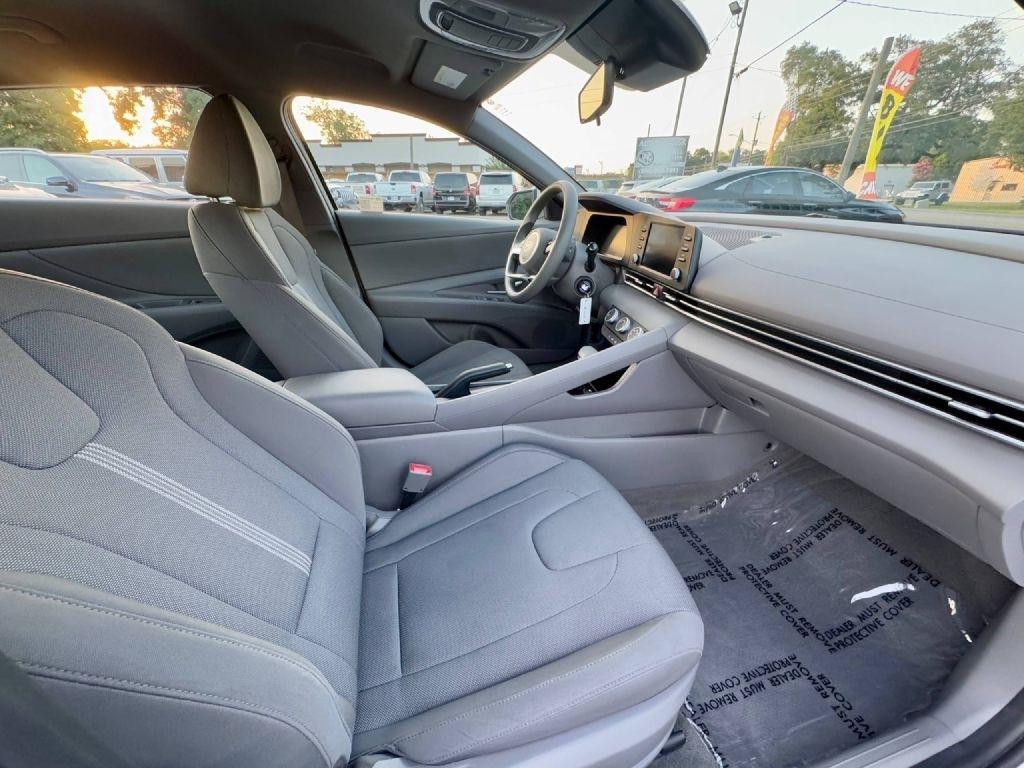 Hyundai Elantra SE 2025