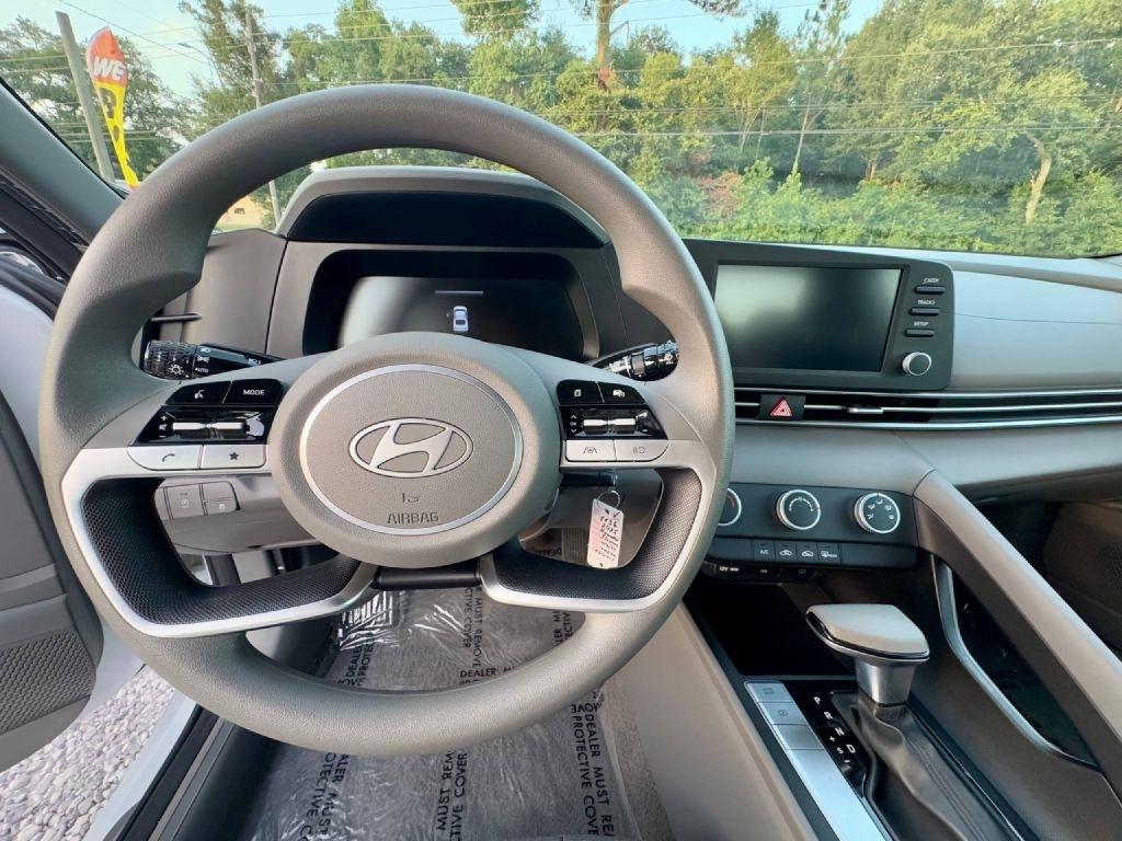 Hyundai Elantra SE 2025
