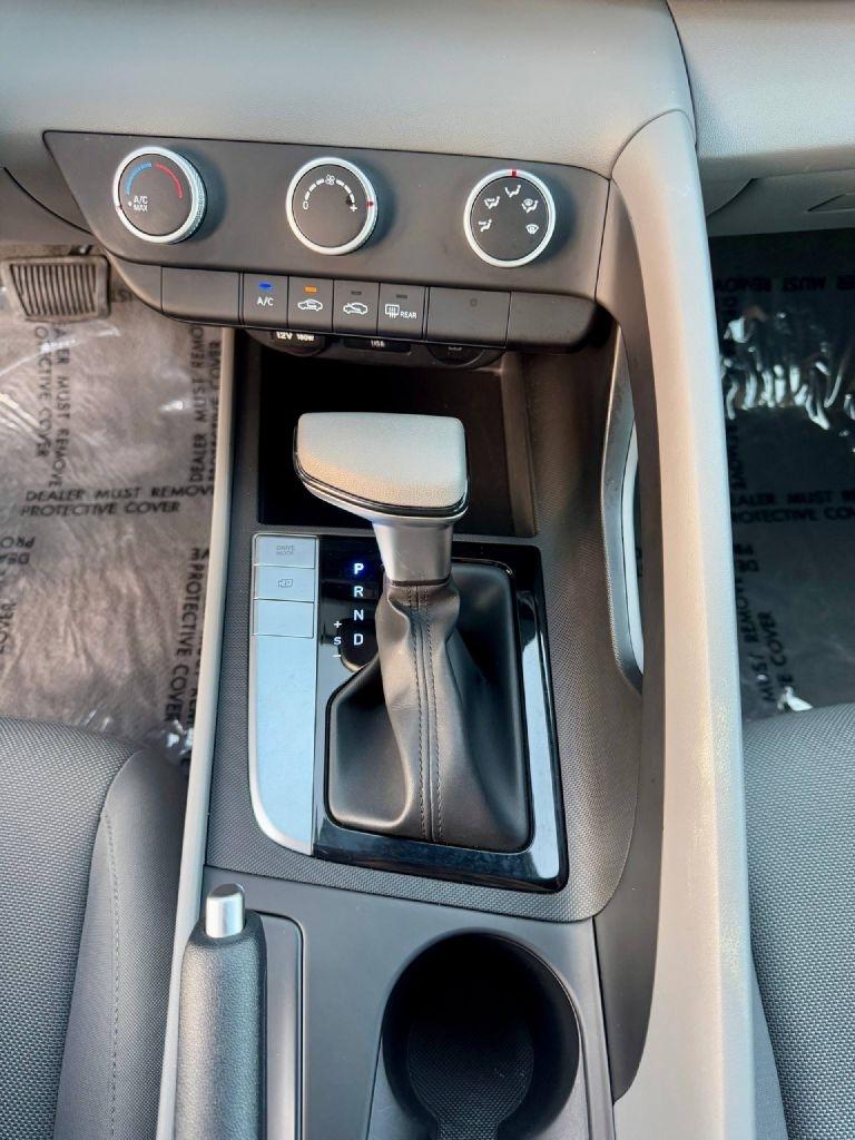 Hyundai Elantra SE 2025