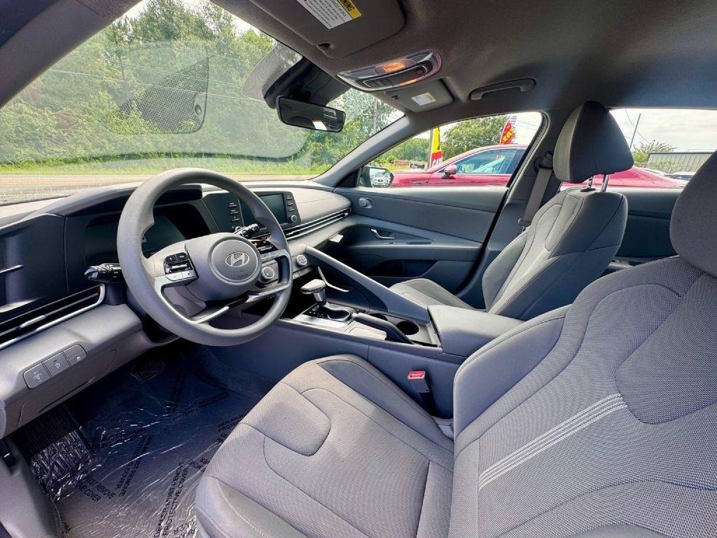 Hyundai Elantra SE 2025