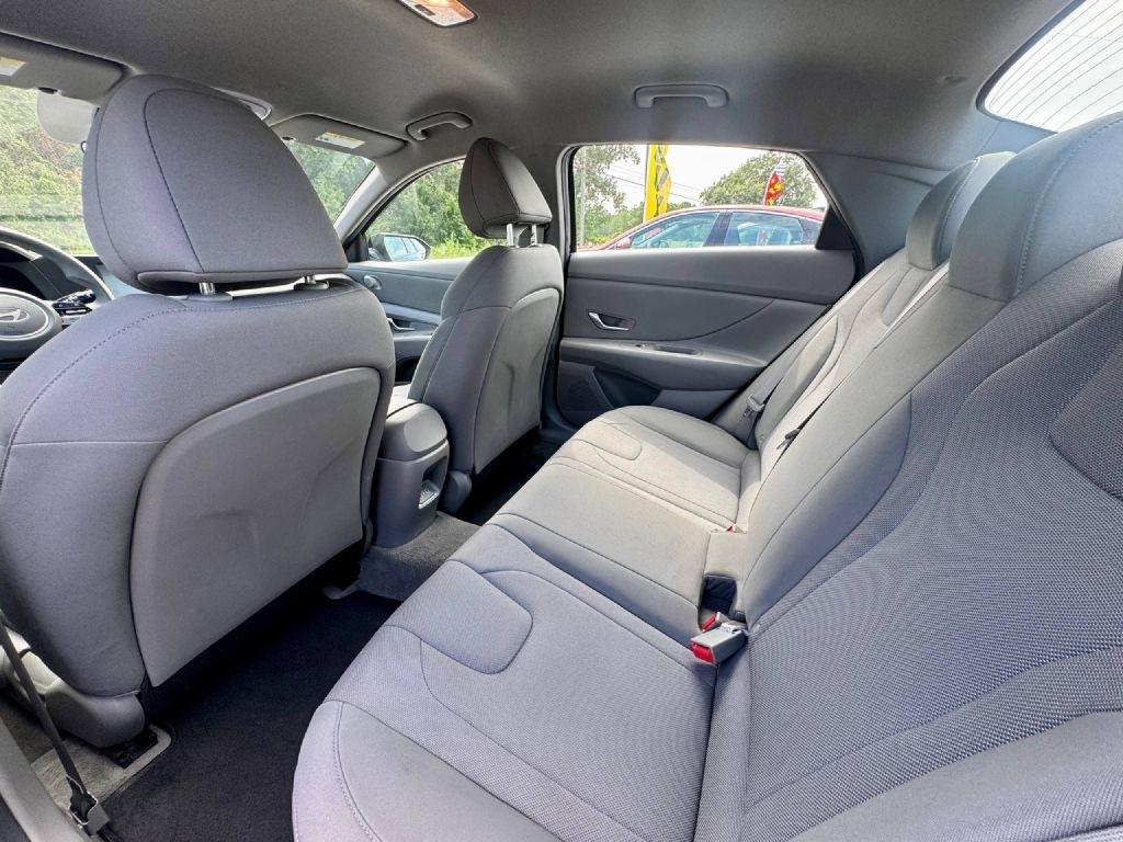 Hyundai Elantra SE 2025