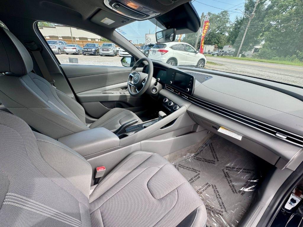 Hyundai Elantra SE 2025