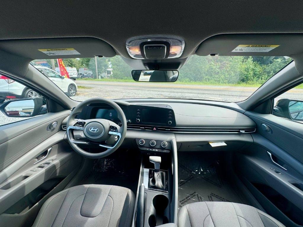 Hyundai Elantra SE 2025