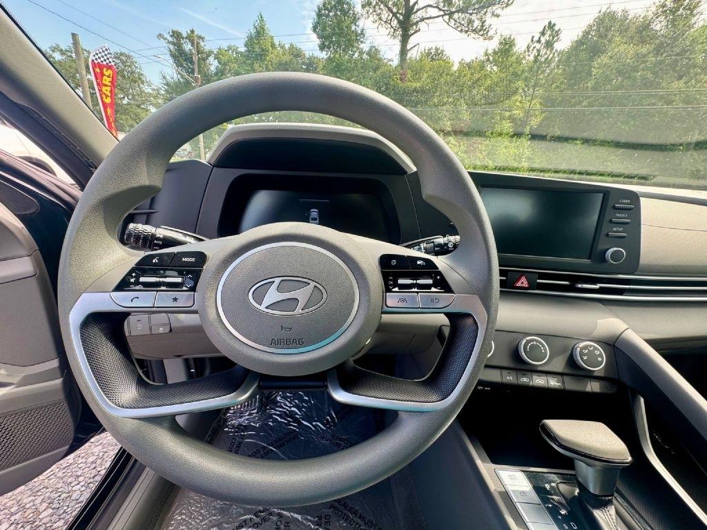 Hyundai Elantra SE 2025
