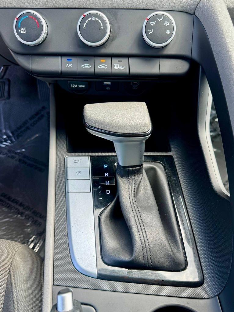 Hyundai Elantra SE 2025