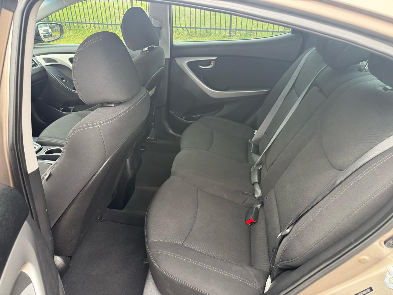 Hyundai Elantra SE 6AT 2015