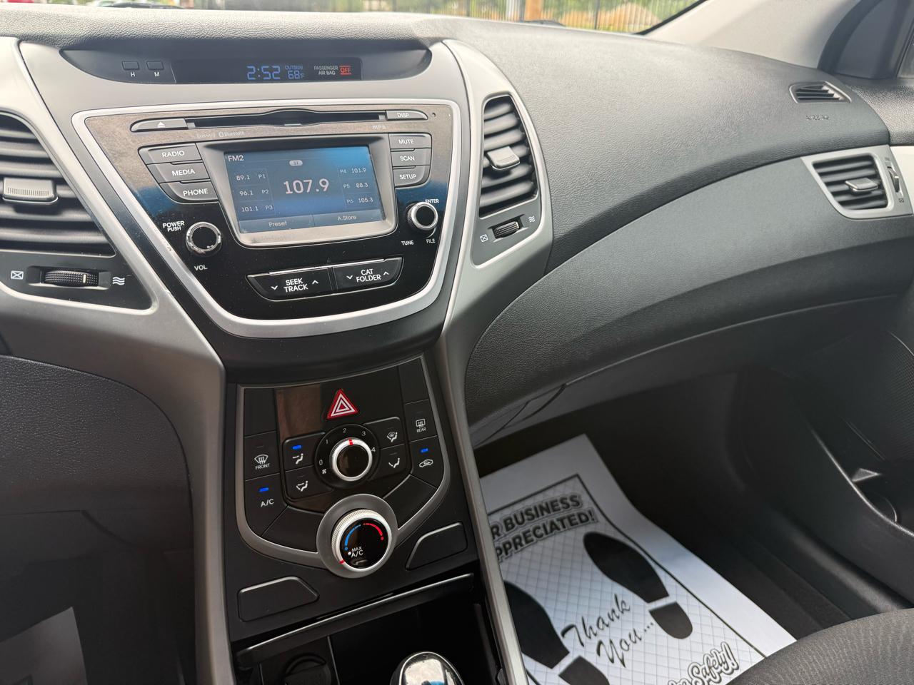 Hyundai Elantra SE 6AT 2015