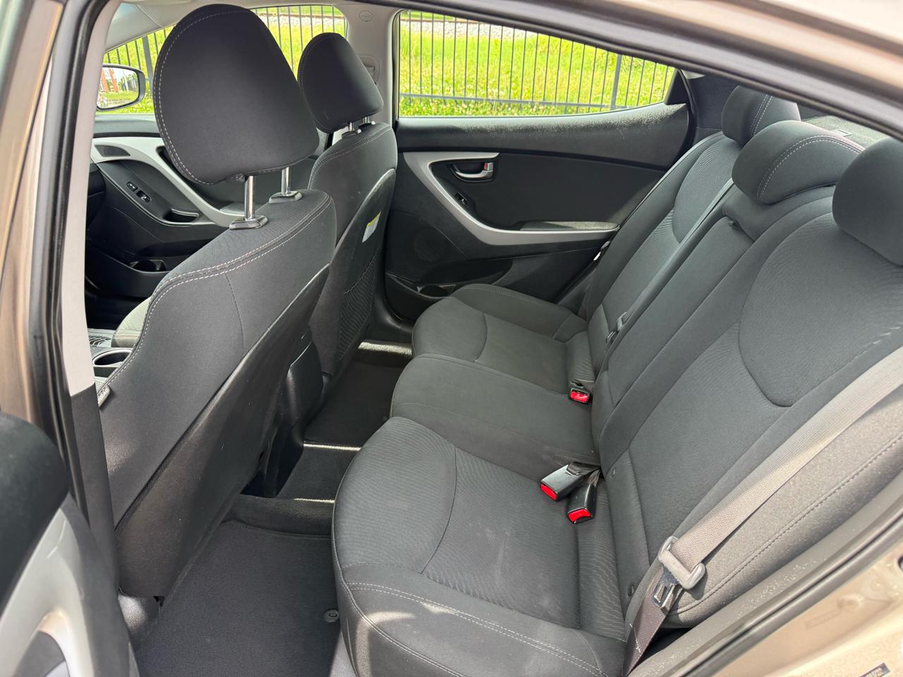 Hyundai Elantra SE 6AT 2015