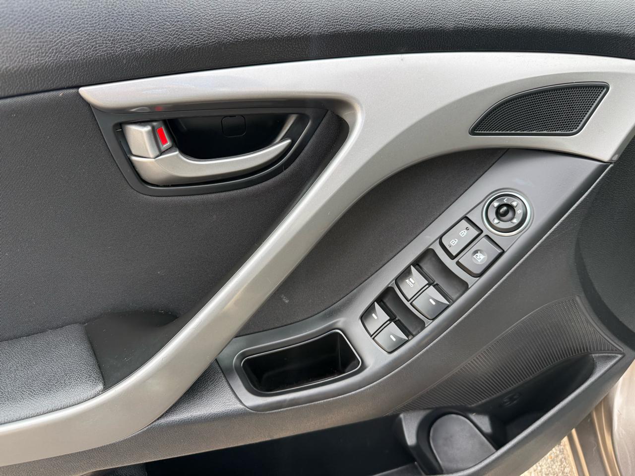 Hyundai Elantra SE 6AT 2015