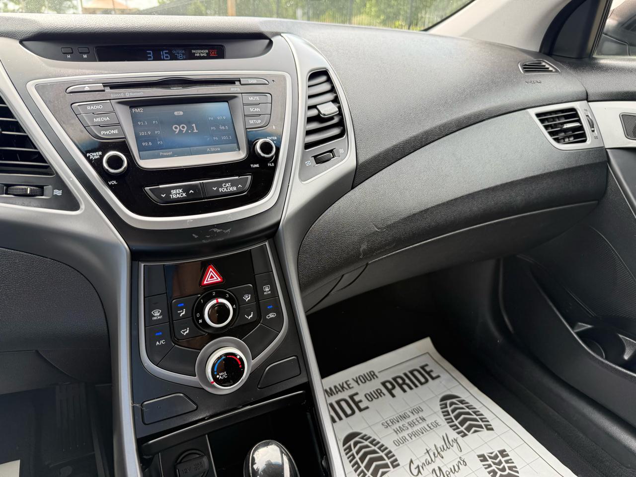 Hyundai Elantra SE 6AT 2015