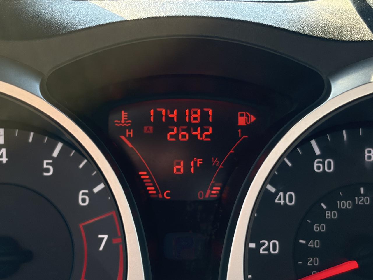 Nissan Juke S FWD 2011