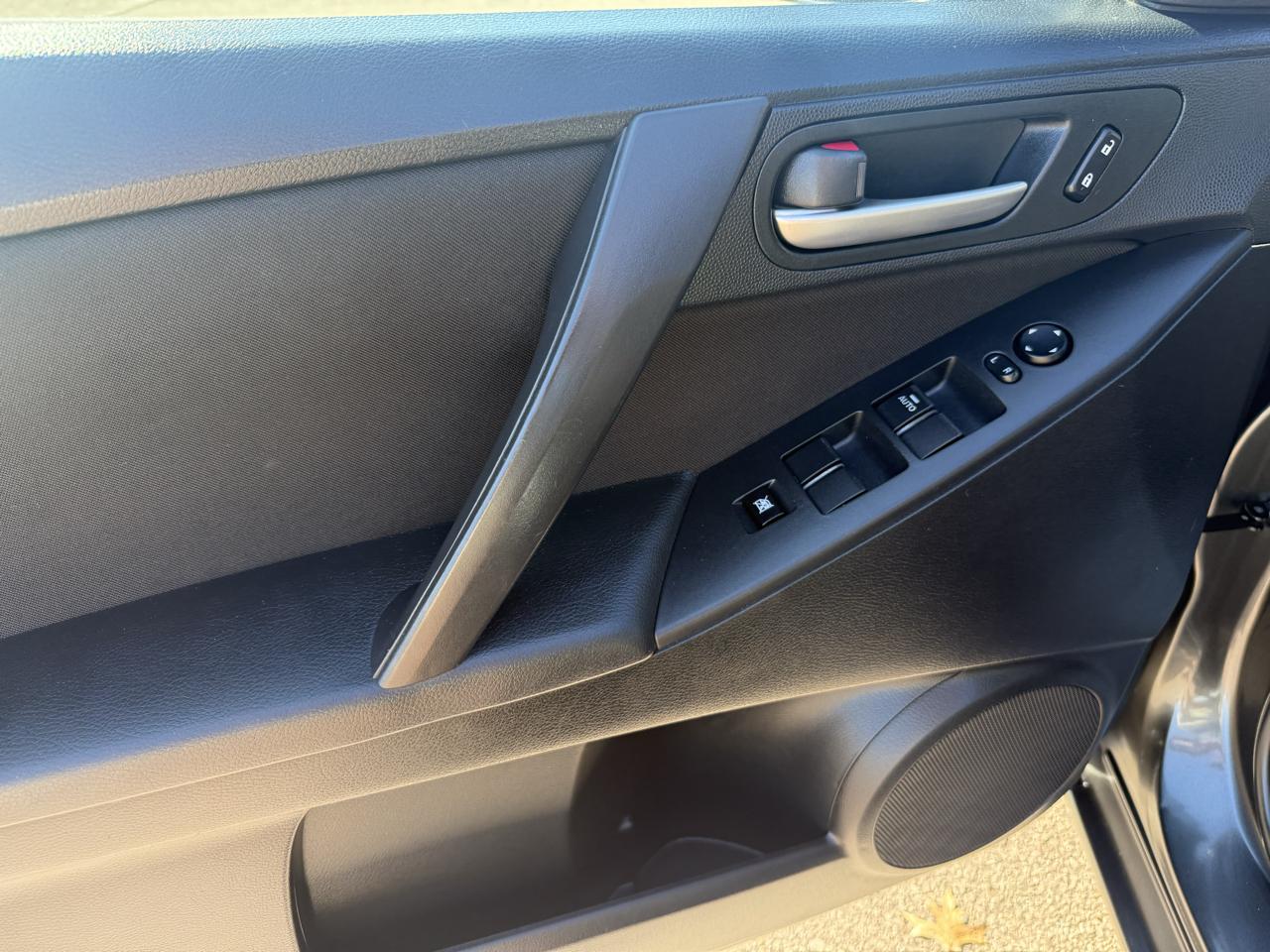 Mazda MAZDA3 i Touring 4-door 2012