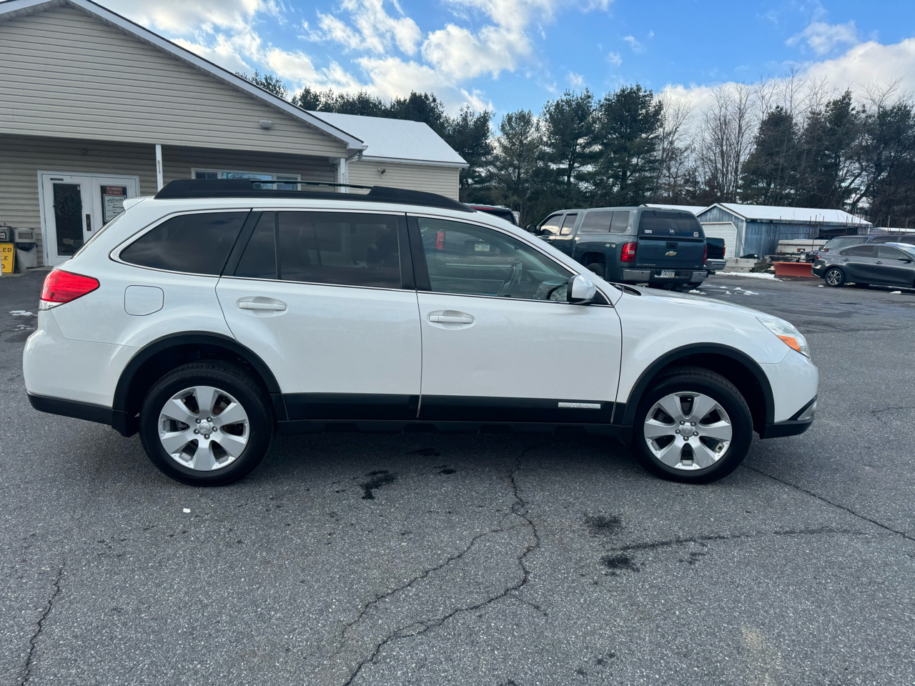 2011 Subaru Outback 2.5i photo 2