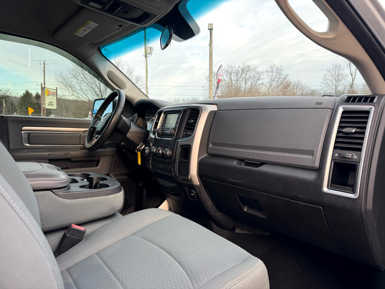 RAM 1500 SLT 4x4 Quad Cab 6'4" Box 2017