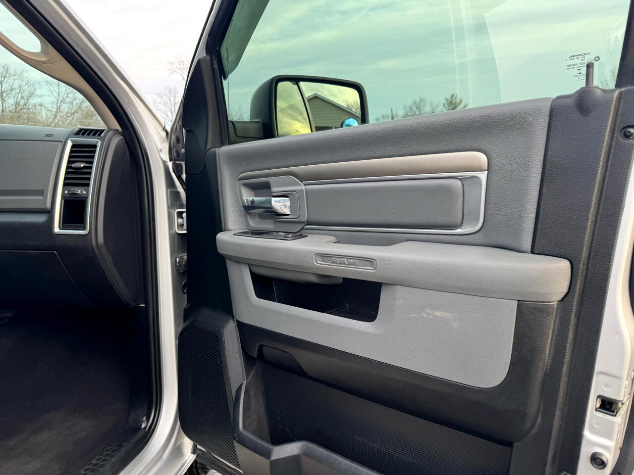 RAM 1500 SLT 4x4 Quad Cab 6'4" Box 2017