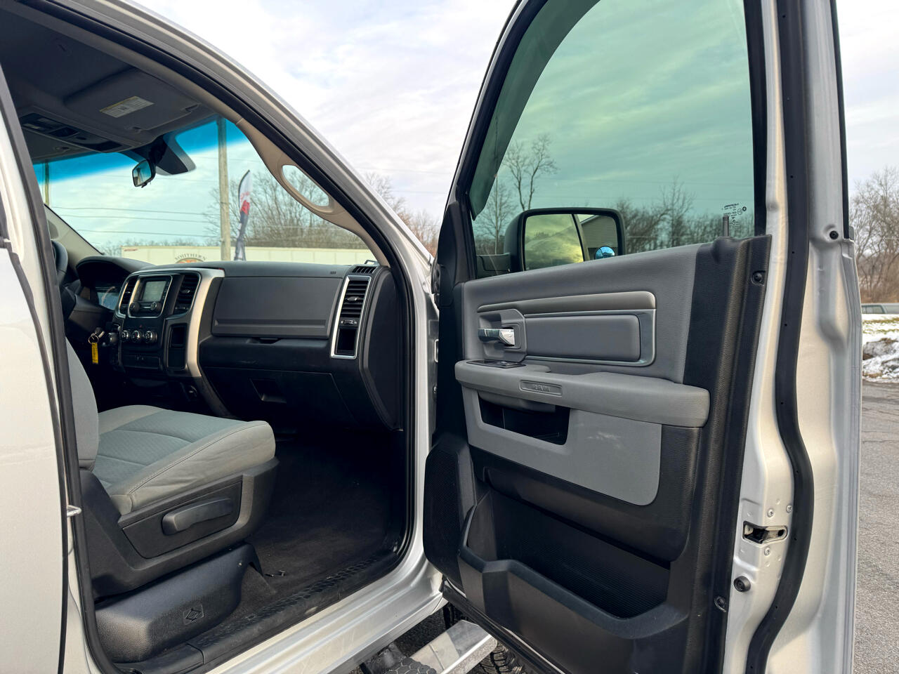 RAM 1500 SLT 4x4 Quad Cab 6'4" Box 2017