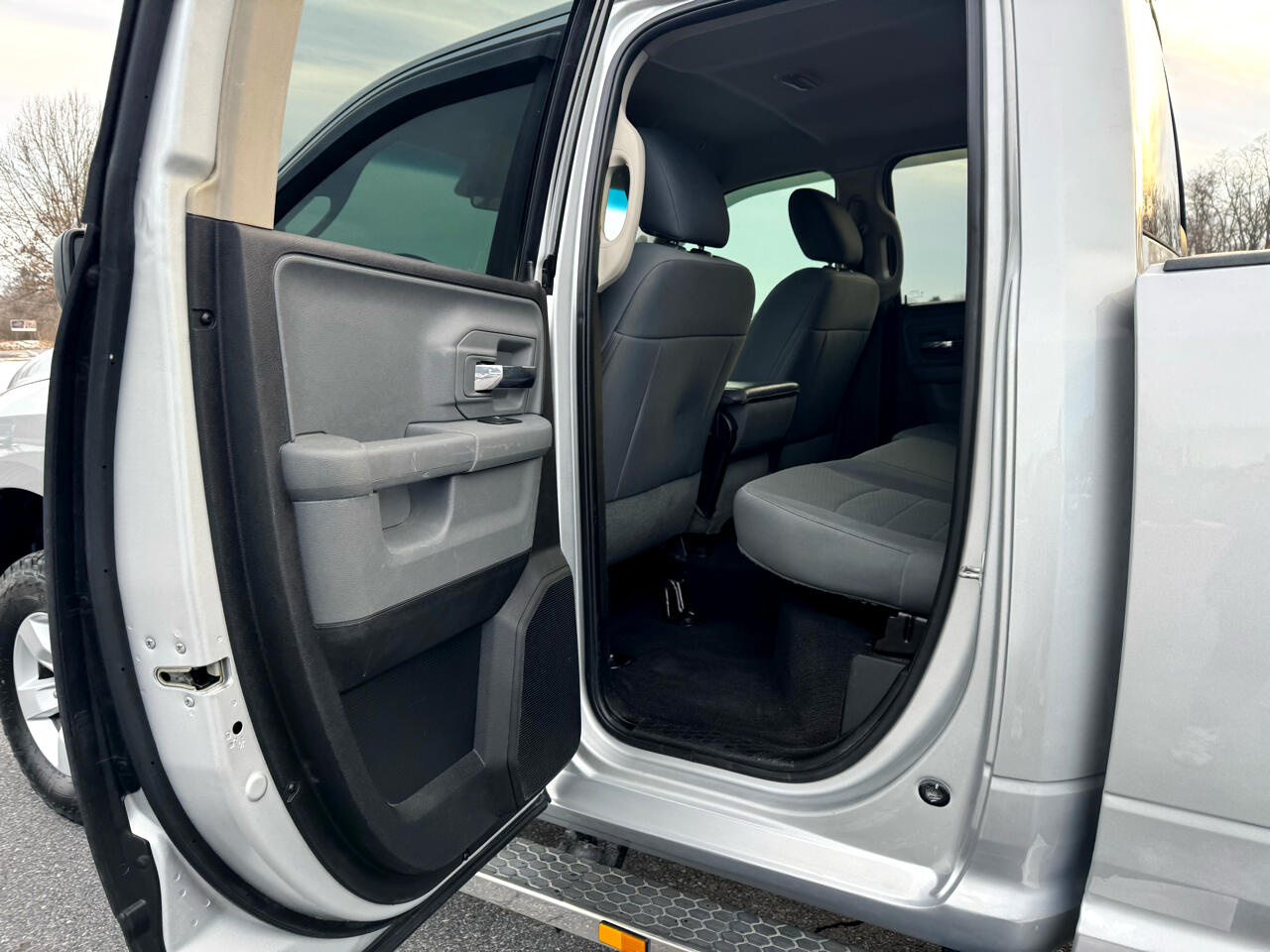 RAM 1500 SLT 4x4 Quad Cab 6'4" Box 2017