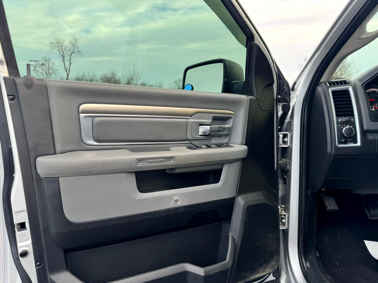 RAM 1500 SLT 4x4 Quad Cab 6'4" Box 2017