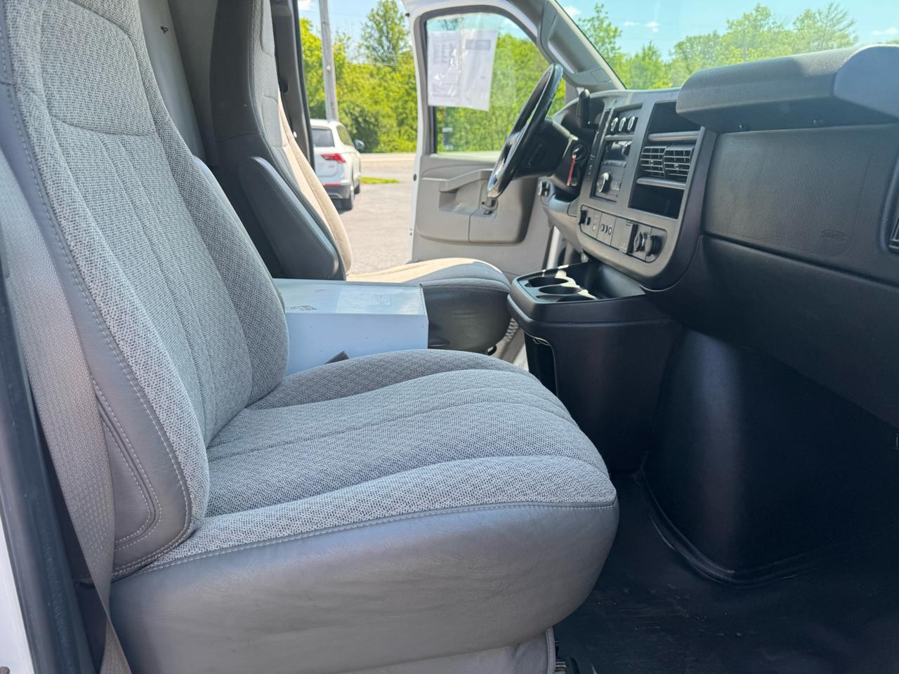 GMC Savana Cargo Van RWD 3500 135" 2017